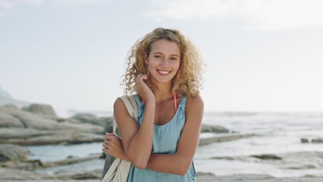 vrouw, strand en reis met glimlach in portret