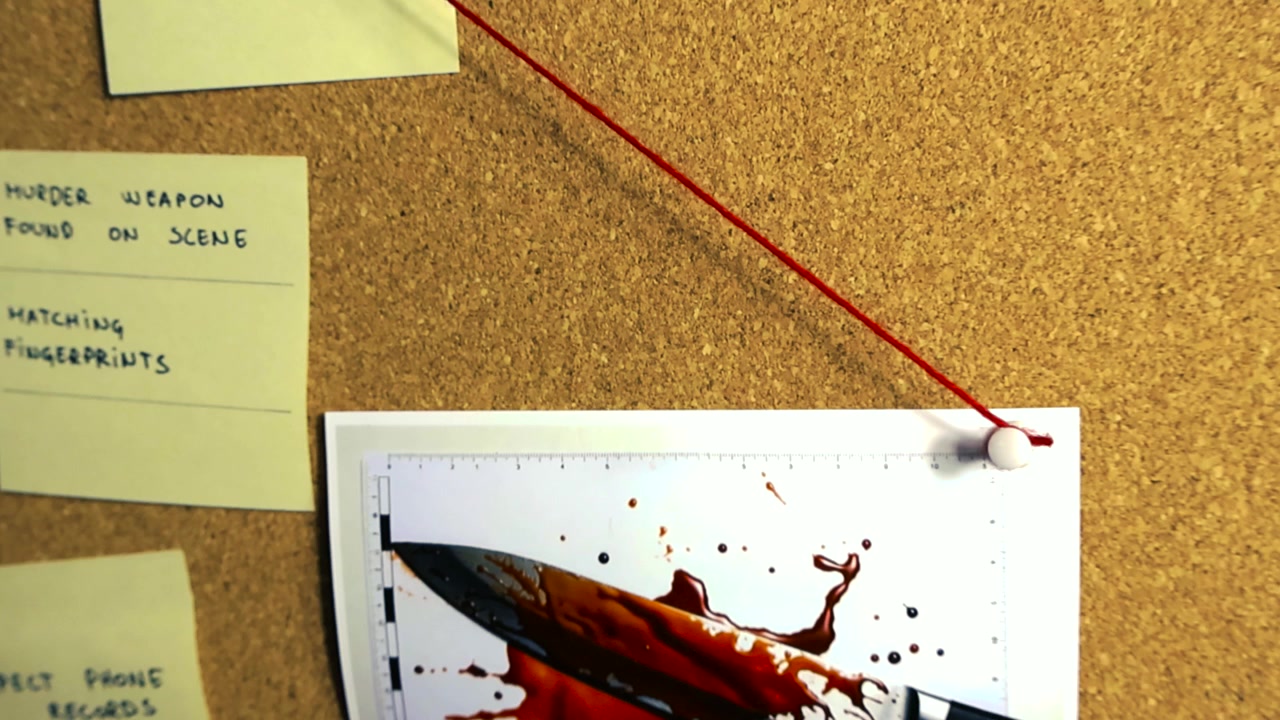 Bacheca di sughero con foto di sospetti, indizi e un coltello insanguinato da un caso di omicidio. Un filo rosso da detective collega le prove, le foto e gli appunti durante il processo di indagine criminale.