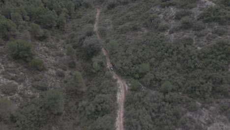 Vista-Aérea-De-Un-Piloto-De-Enduro