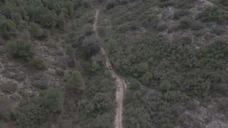 vista aérea de un piloto de enduro