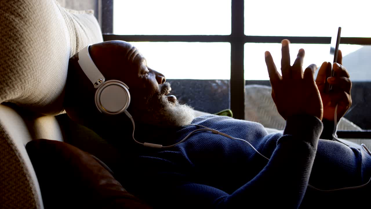 거실 4k에서 휴대 전화를 사용하는 고령자