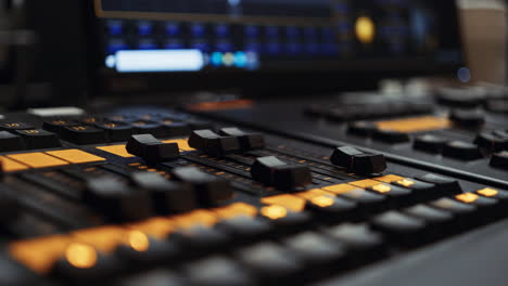 dos faders de un panel de consola de mesa de control de iluminación profesional dmx se están bajando, atenuando las luces