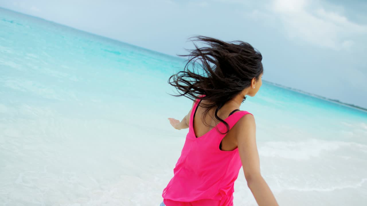 야외 바다 해변에서 아프리카계 미국인 여성