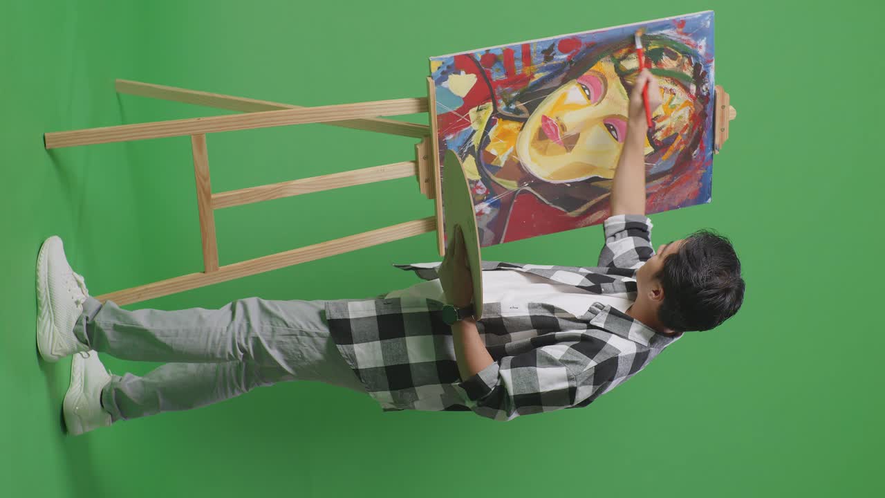 Artista che dipinge un ritratto su cavalletto