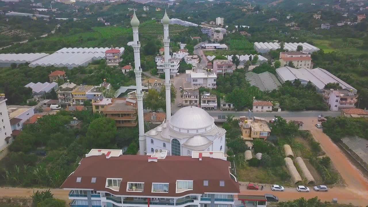 vista aérea de una ciudad con una mezquita
