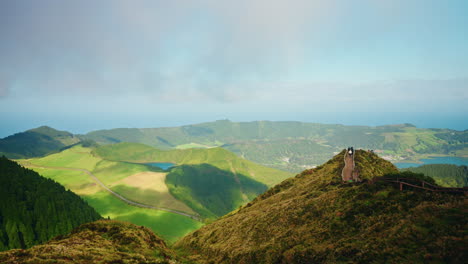 Malerische-Aussicht-Vom-Aussichtspunkt-Miradouro-Mit-Blick-Auf-Die-Vulkanische-Seenlandschaft-Boca-Do-Inferno-Auf-Der-Insel-Sao-Miguel-Auf-Den-Azoren