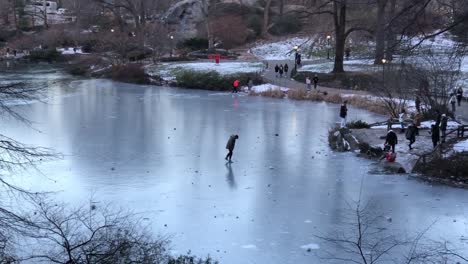 Hombre-Caminando-A-Través-De-Un-Lago-Congelado-En-Central-Park-Nyc