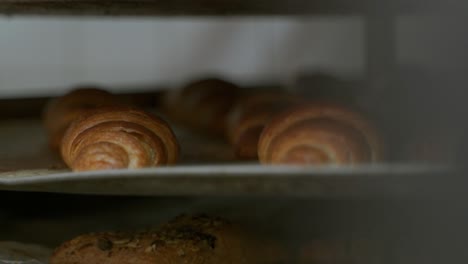 Croissants-Auf-Einem-Backblech-In-Einer-Bäckerei,-Fisch-Goldbraun-Gebacken-Und-Lecker