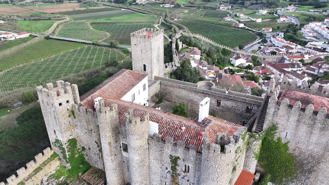 Skyline di Óbidos, nel Distretto di Leiria, Portogallo. Panorama storico della città con architettura medievale, le mura del castello e l'antico villaggio.