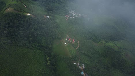 vista de pájaro del asentamiento en el distrito de sop moei, vietnam