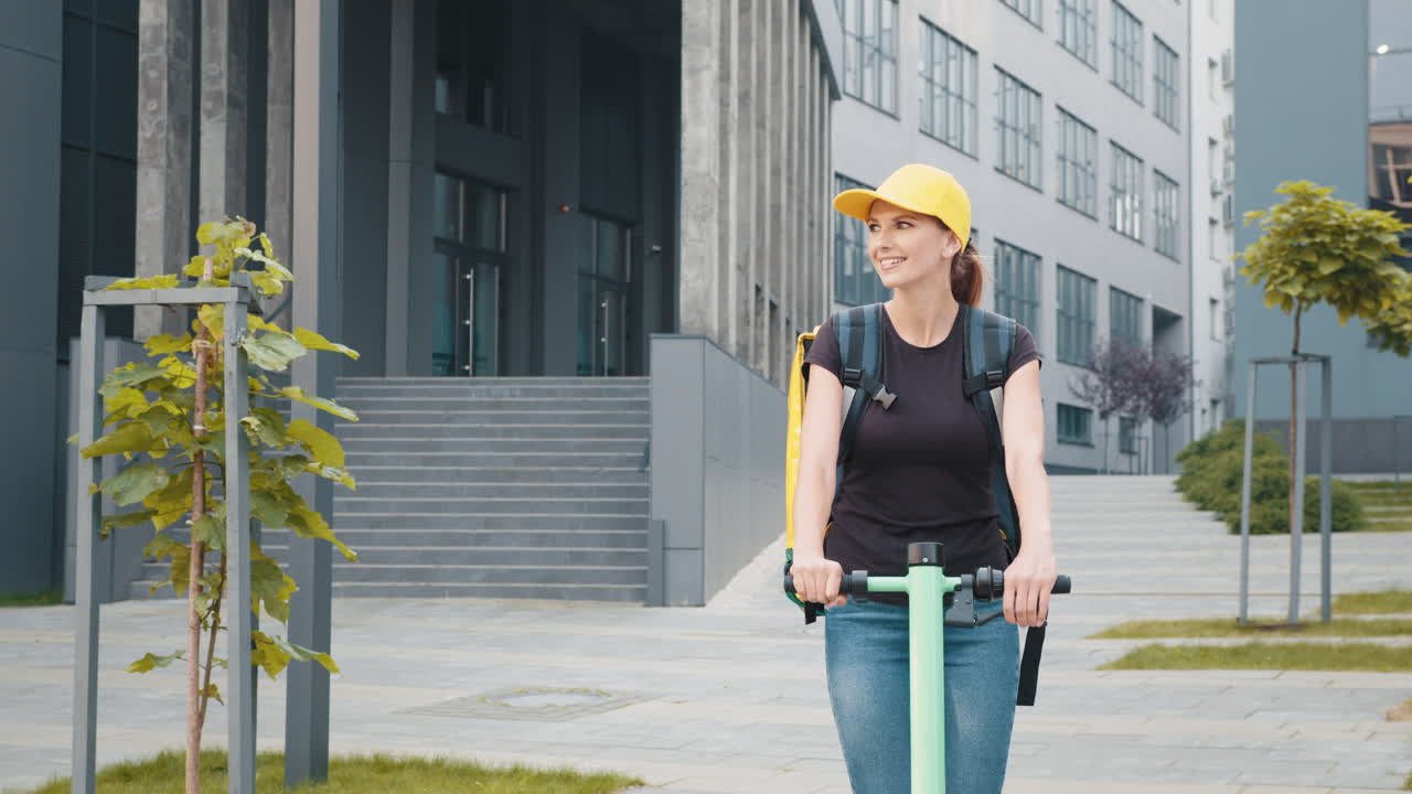 женщина доставляет еду на электрическом скутере в городе