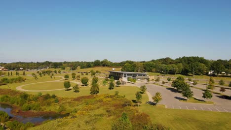 Overhead-Flyby-Von-Wilma-Rudolph-Event-Center-In-Clarksville,-Tennessee