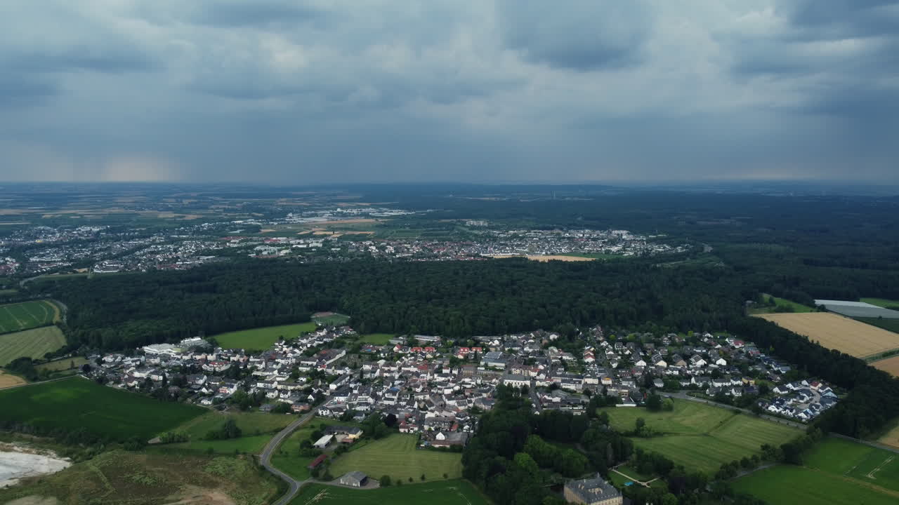 구름 은 날씨 에 유럽 마을 의 공중 사진