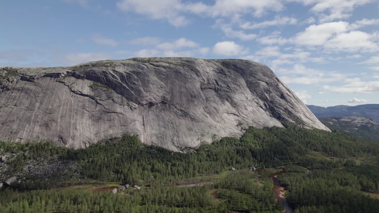 haegefjell nissedal 노르웨이 절벽 얼굴 국유림 맑은 하늘의 줌보기