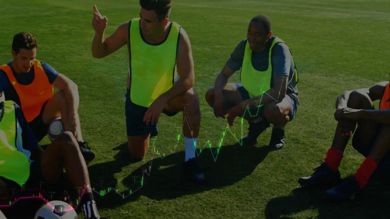 Allenatore inginocchiato vicino a un pallone da calcio che alza la mano, con l'analisi sportiva che si espande sui dati di tracciamento dei giocatori.