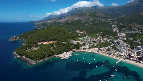 Impresionante-Costa-Rocosa-Con-Playas-Y-Colinas-Verdes,-Aguas-Azules-De-La-Bahía-Del-Mar-Jónico-Que-Rodean-La-Ciudad-De-Himara