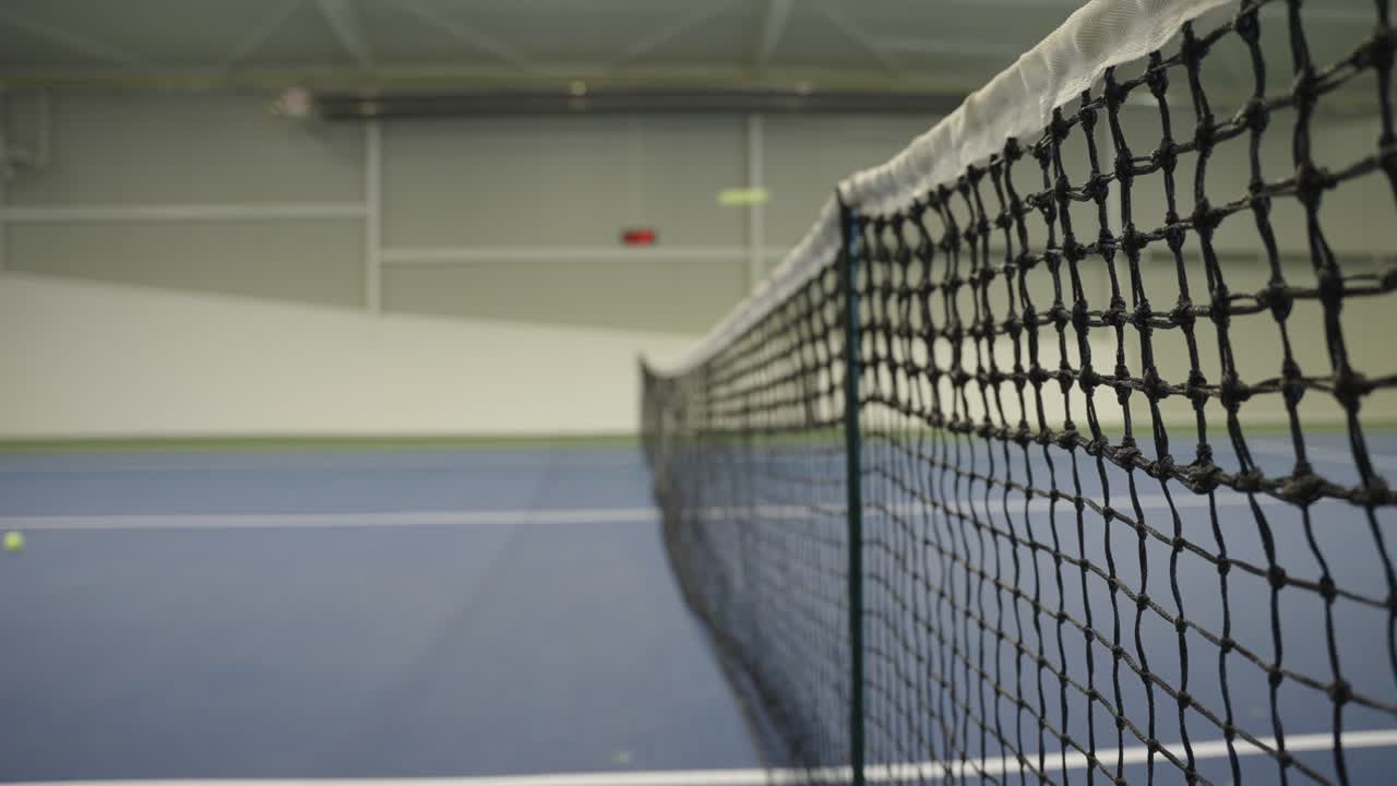 pelotas de tenis saltando la red