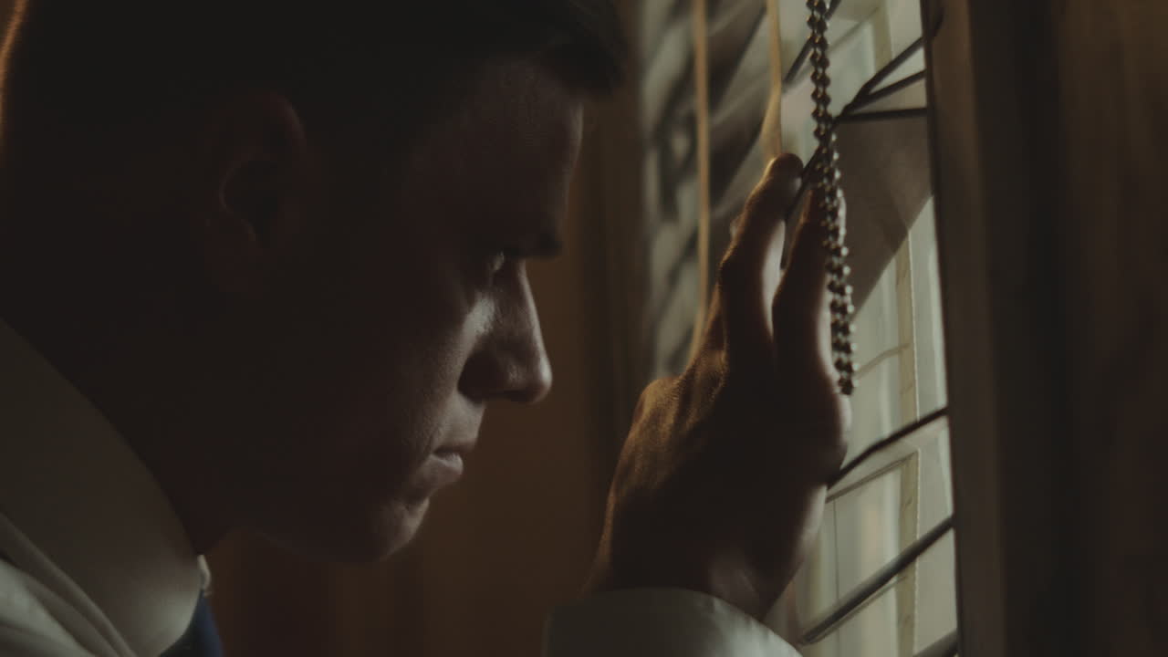 창밖을 바라보는 남자