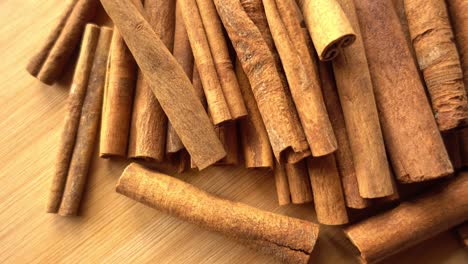 los palillos de canela giran como un fondo canela de primer plano especias con canela