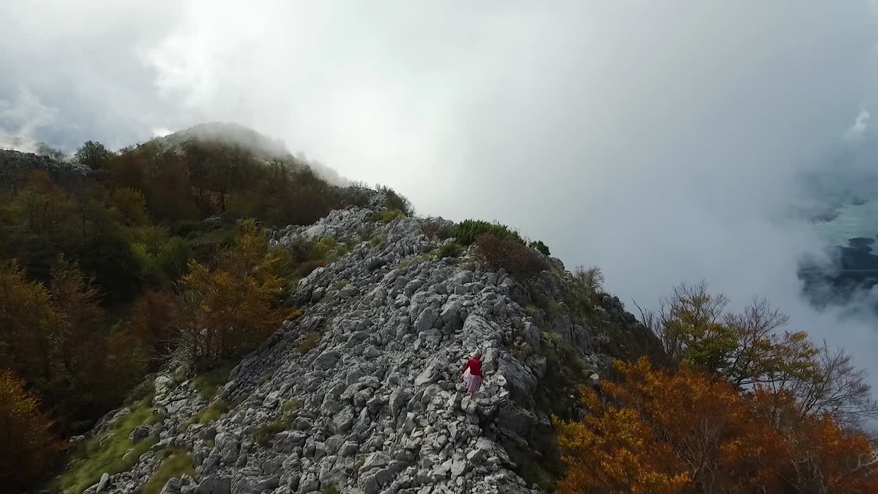cresta de la montaña en la niebla de otoño