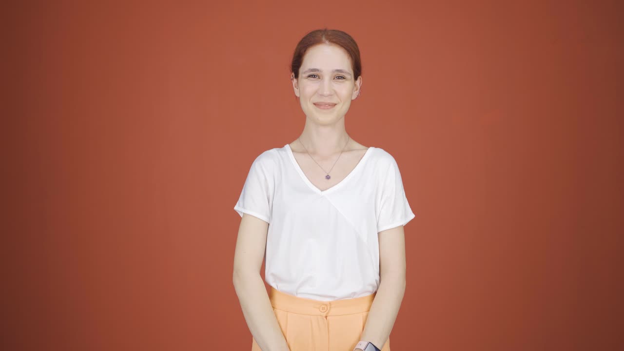 mujer guiñando el ojo a la cámara.