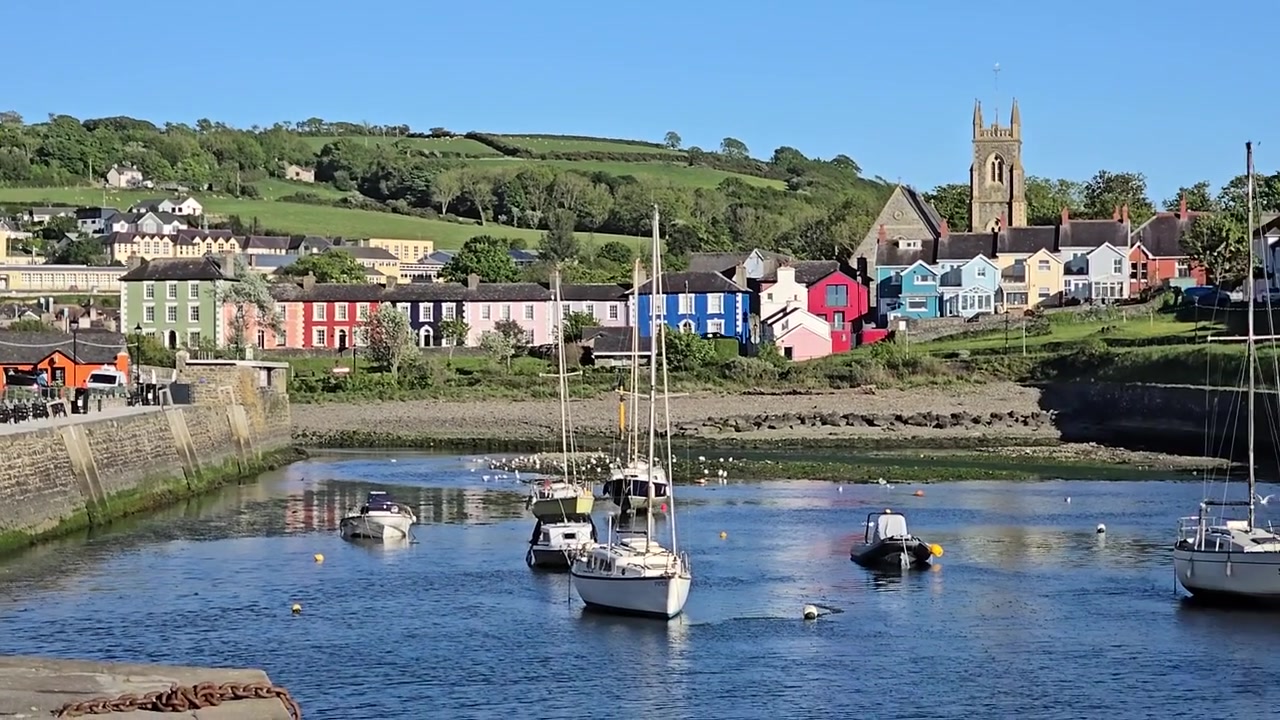 Case colorate dipinte intorno al porto di Aberaeron, baia di Cardigan, Galles occidentale, in una soleggiata giornata estiva. Panoramica a destra