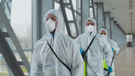 trabajadores de limpieza y desinfección con equipo de protección
