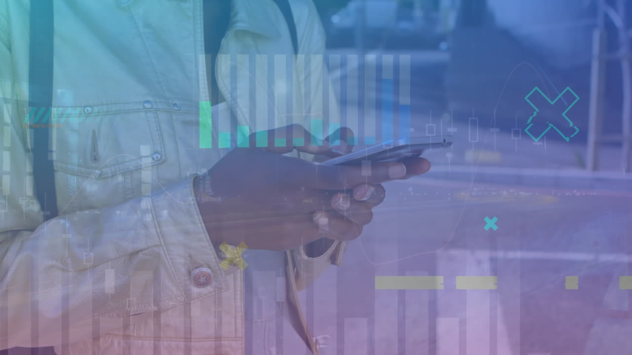 animación de coches en la calle y procesamiento de datos sobre mujer afroamericana usando teléfono inteligente.