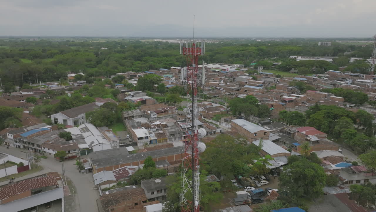 sobrevuelo aéreo lento y cardán hacia abajo de una torre de radio en jamundí, colombia