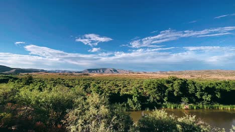 vista del río del valle de la montaña