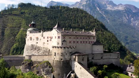 Luftaufnahme-Der-Burg-Hohenwerfen-In-Den-Alpen-Bei-Salzburg