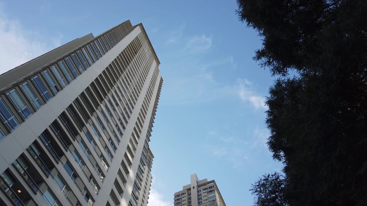 Ângulo baixo de arranha-céus residenciais em Puerto Madero, Buenos Aires, Argentina