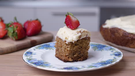 Pastel-De-Zanahoria-Con-Glaseado-Y-Fresa-En-Un-Plato-De-Porcelana