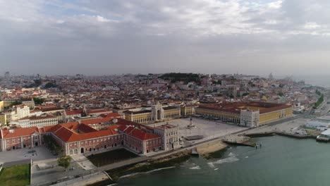 Volando-Sobre-El-Río-Tejo-Y-La-Ciudad-De-Lisboa-Portugal