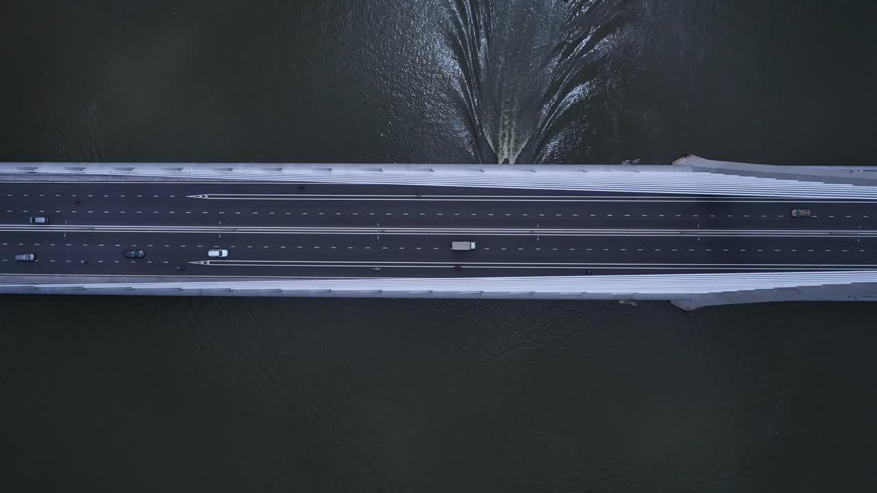 도로 교통과 함께 강을 가로지르는 서스펜션 브리지의 위에서 내려다보는 모습