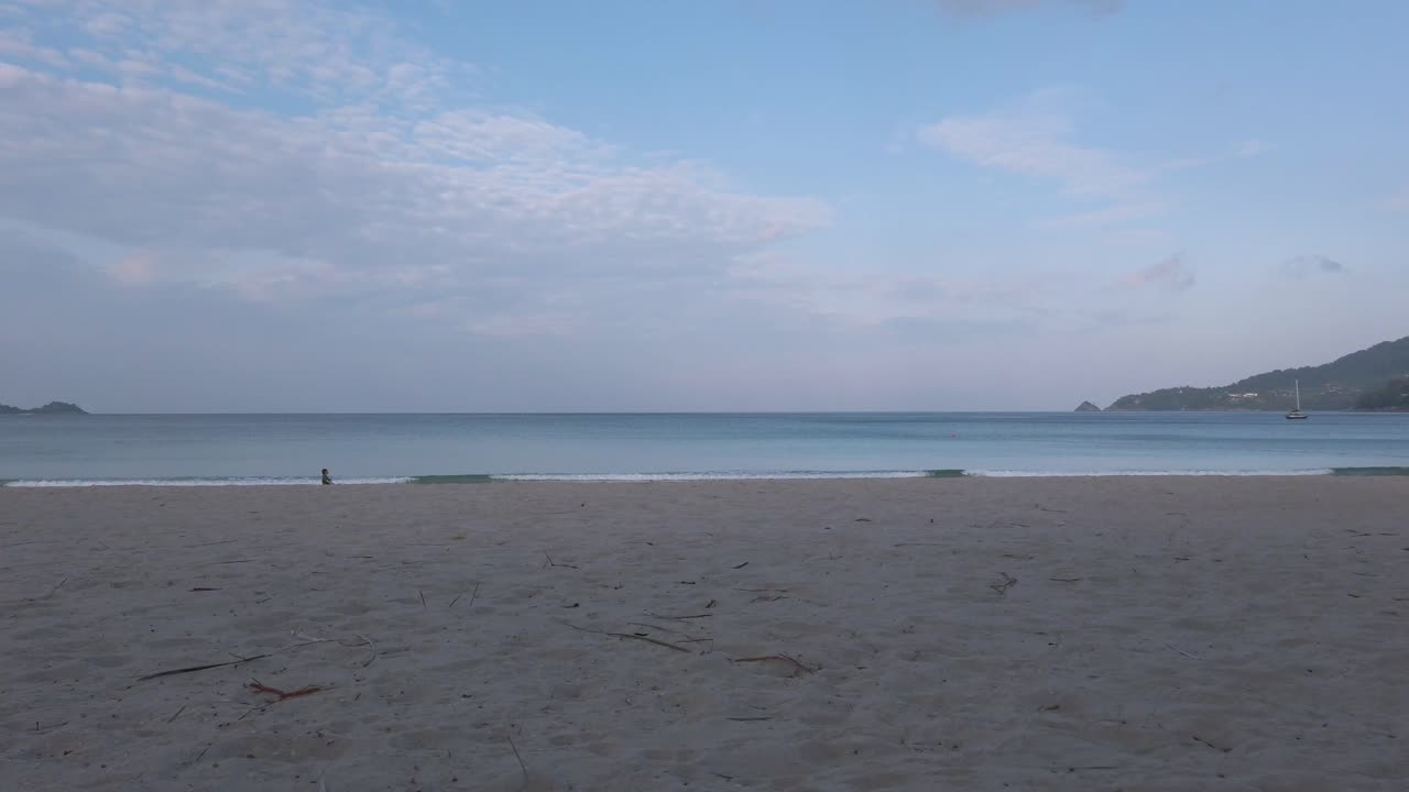 video de verano 4k de la playa con palmeras de coco bajo el sol durante el día con playa de arena blanca y cielo azul claro en video uhd 4k de 50fps