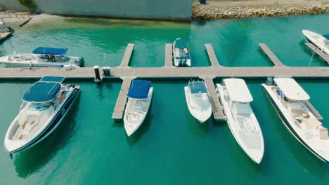 toma aérea de drones de estacionamiento de embarcaciones, puerto deportivo en colombia, cartagena