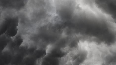 Nubes-Grises-Moviéndose-En-El-Cielo-Durante-Una-Tormenta