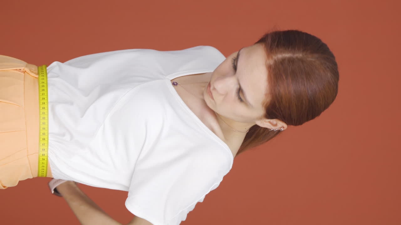 자신의 체중에 불만족한 여성의 수직 비디오입니다.