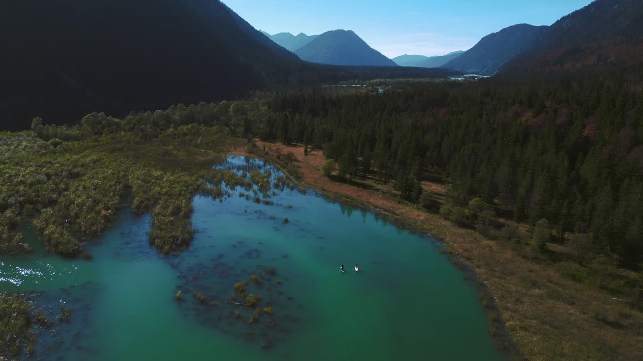 실벤슈타인 슈파이처(sylvenstein speicher), 바이에른 오스트리아 알프스(bavaria austria alps)의 푸른 물이 있는 경치 좋은 산 계곡 강 저수지 호수, 월첸제(walchensee) 근처의 나무를 따라 아름다운 숲을 따라 흐르는 아름다운 숲