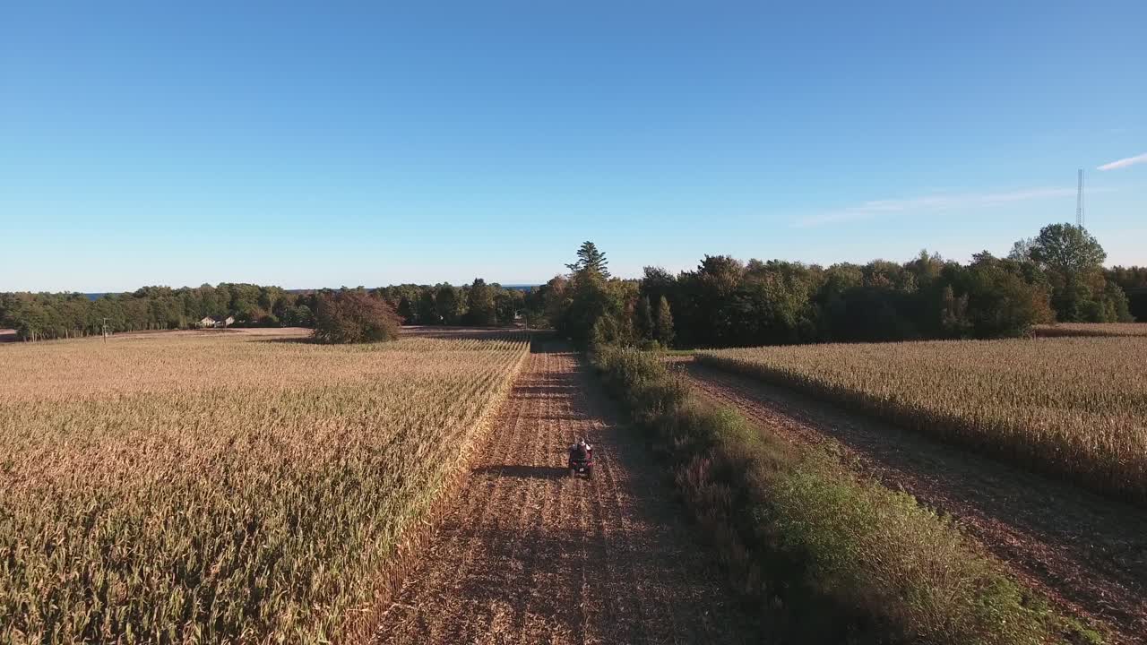 Quad fährt langsam auf einem Feld in Südschweden Skåne Österlen Borrby, Luftaufnahme aus großer Höhe