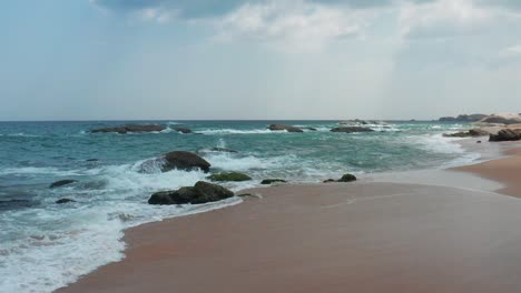 Olas-Aplastando-Rocas-En-La-Costa-De-Yala,-Sri-Lanka,-India-Ocean-Seascape