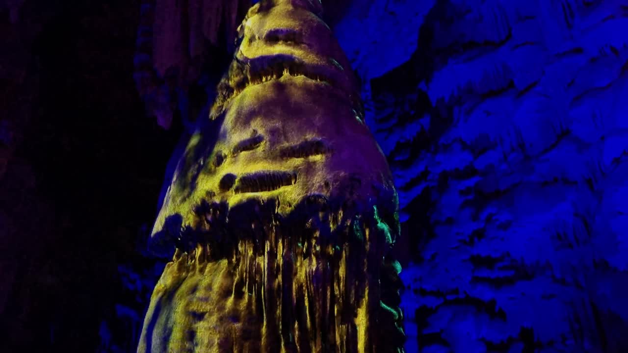 Stalattiti illuminate, adornate con varie tonalità, abbelliscono l'interno di St