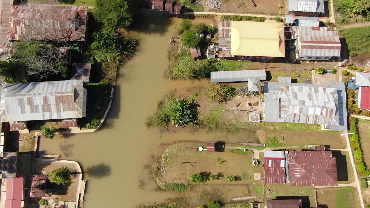 вертикальный снимок деревни на озере инле в мьянме
