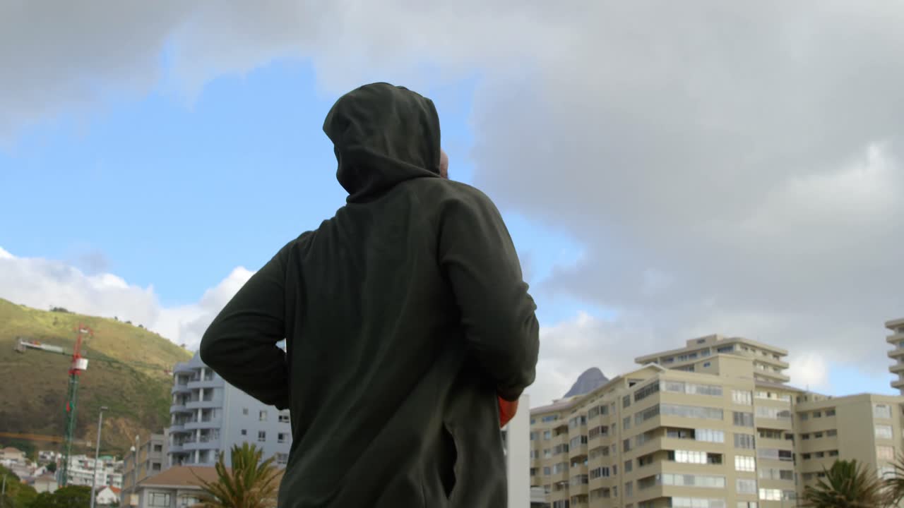 공원에서 조 ⁇ 하는 남자의 측면 뷰 4k