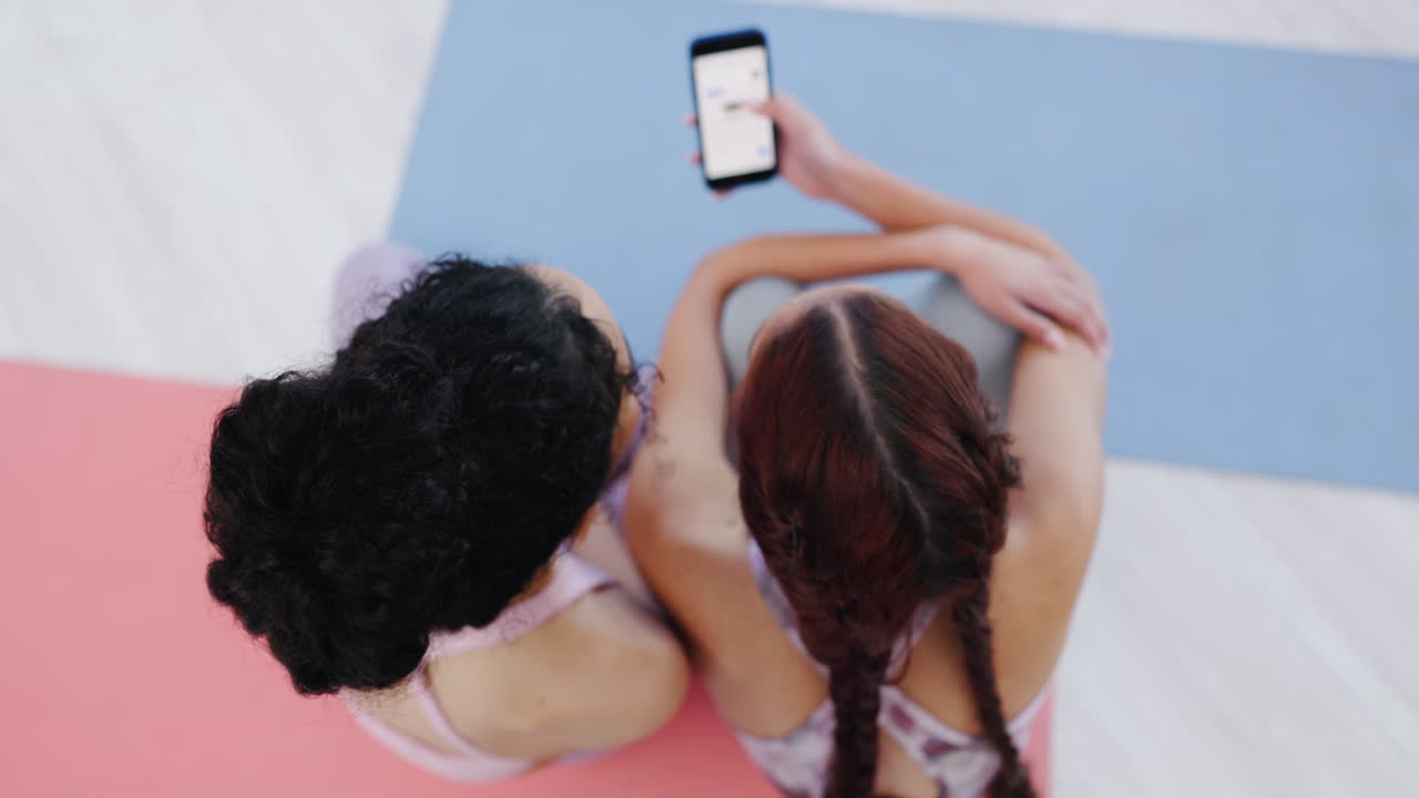 fitness, teléfono o mujeres en las redes sociales