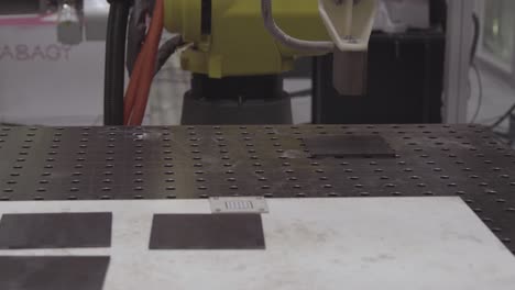 robot industrial que realiza tareas de ensamblaje o soldadura