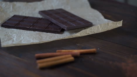 Chocolate-Dulce-Con-Cacao-En-Polvo-Sobre-Fondo-De-Madera.-Barra-De-Chocolate-Amargo