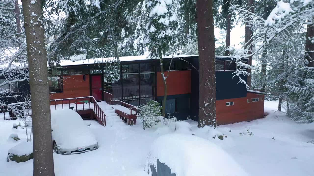 primer plano nevado con casa y coche densamente cubiertos de nieve en tacoma, estado de washington