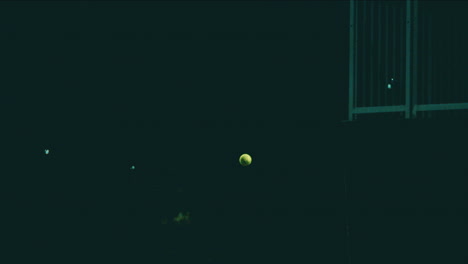 Pelota-De-Tenis-Flotando-Por-La-Noche-En-Cámara-Extremadamente-Lenta-Antes-De-Ser-Servida-Iluminada-Por-Las-Luces-Del-Estadio,-Pelota-De-Tenis-De-4k-800-Fps-Congelada-En-El-Aire